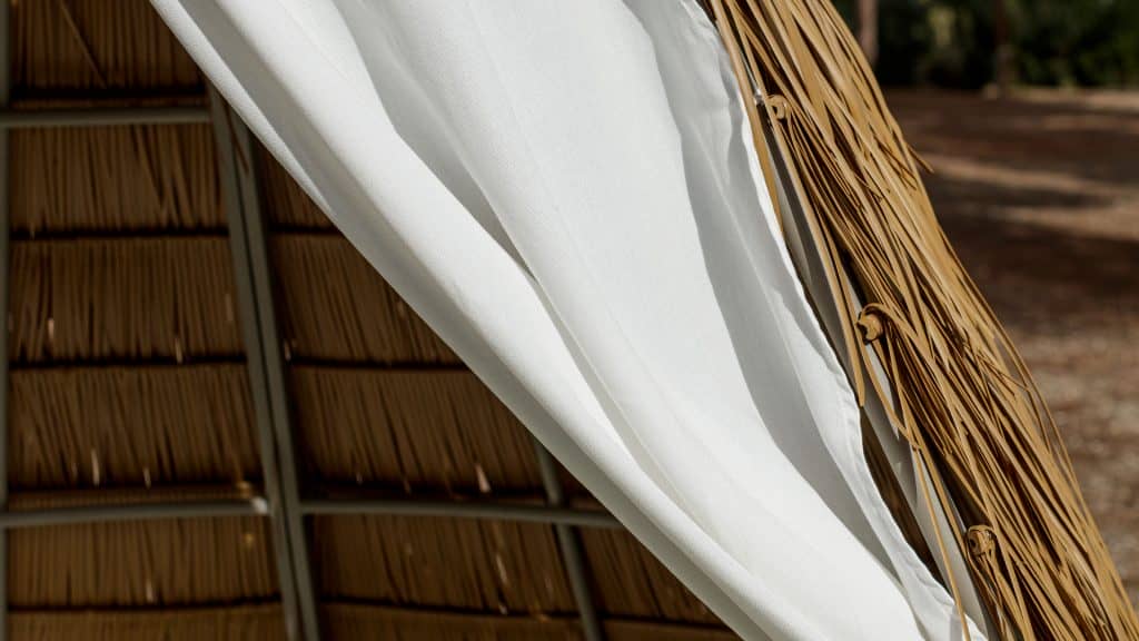 23508_Daybed Cone_Thatch Antique Honey Polypeel 7mm_Skyline_3