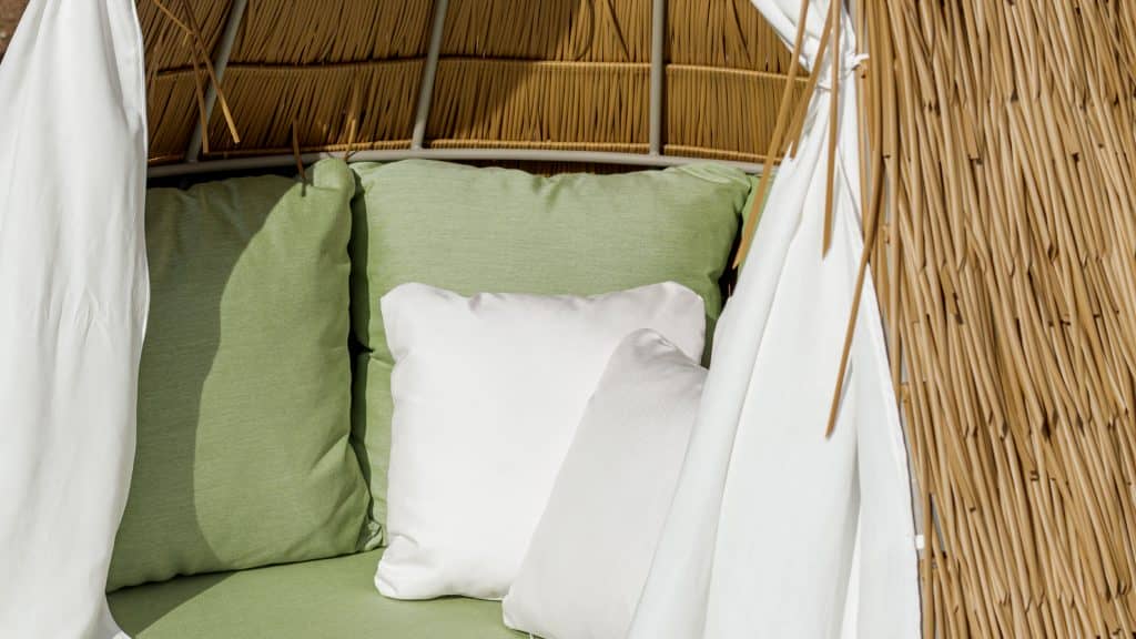 23508_Daybed Cone_Thatch Antique Honey Polypeel 7mm_Skyline_5