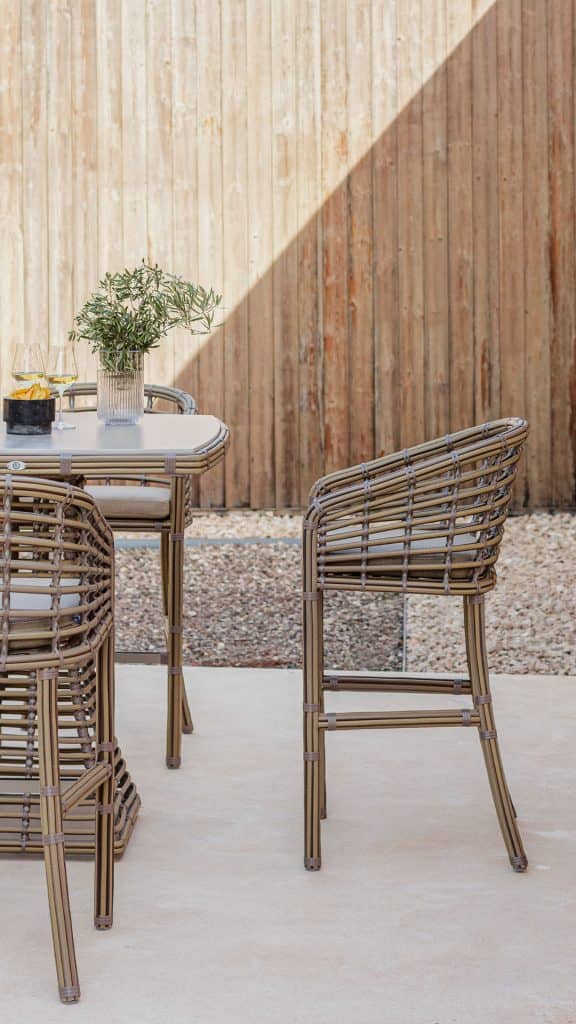 23678_Bar Table Ruby_Kubu Mushroom NP15mm_Skyline_3