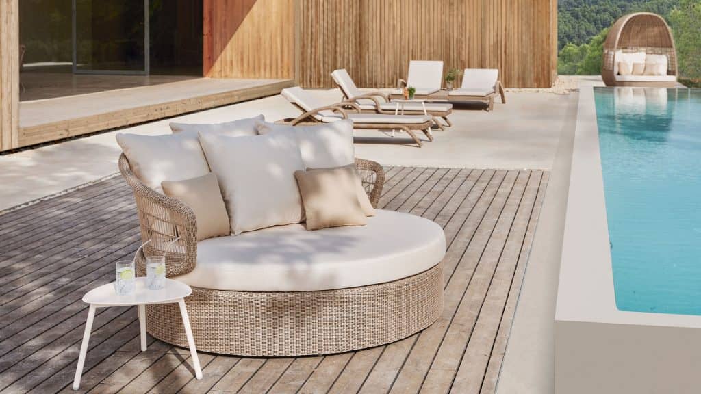 23889-Round-Daybed-Arena-Seasheell-Polyrod-Skyline-Design-5