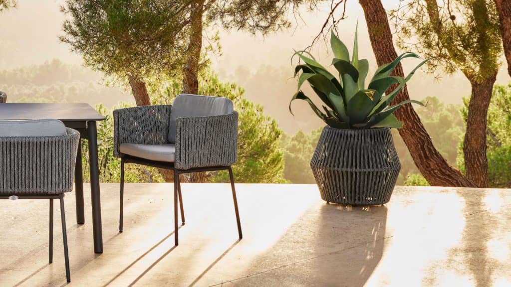 24170.02-Big-Planter-Boston-Strap-Light-Grey-Skyline-Design-02